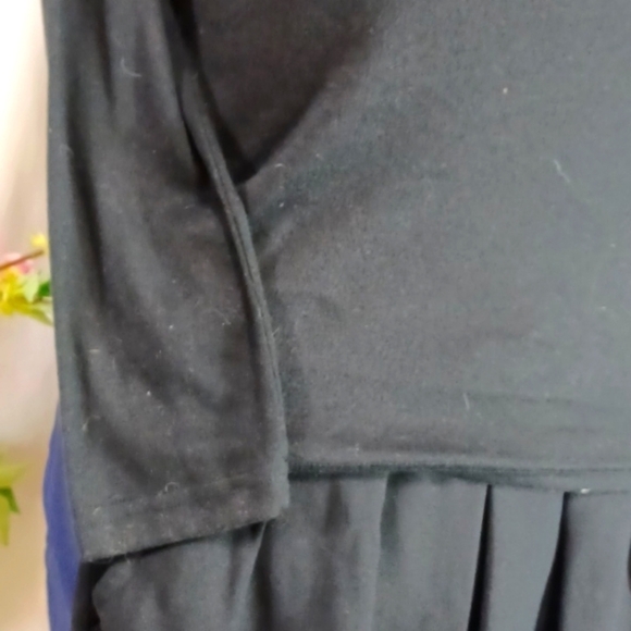 UNINUKOO WOMENS TOP SIZE M IN A BEAUTIFUL BLACK turtle neck - Picture 2 of 7